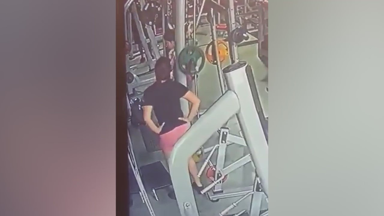 Una cámara de seguridad capta una pelea de dos mujeres en un gimnasio: la secuencia es surrealista