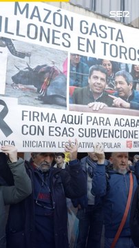 Mazón es recibido entre pancartas y abucheos en la Universidad de Alicante