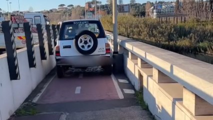 Magliana, auto si intrufola nella pista ciclabile: «È surreale»