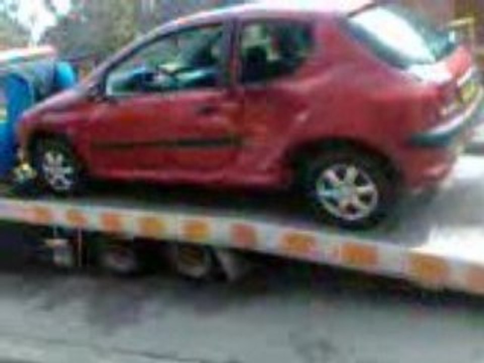 voila la voiture a celine ki part snif