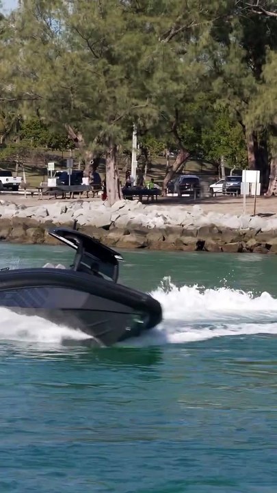 Skipper donuts 🍩 today at the Haulover Inlet 🤪 #hauloverinlet #skipper #donuts