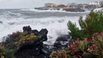 Catania, forte mareggiata sul lungomare Ognina
