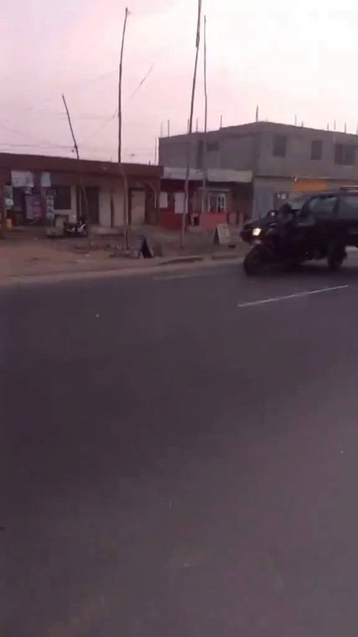 le motocycle qui transporte la voiture incroyable ça 😀😀😃😁