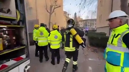 Scandicci, incendio in un palazzo, il fumo sale dalle cantine