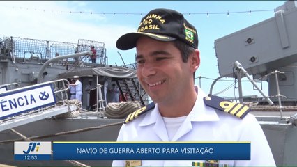 Navio de guerra aberto para visitação