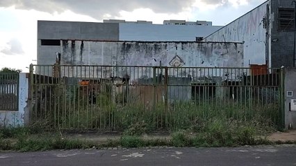ALGUÉM DEVE HABITAR ESSA CASA ABANDONADA DE 1926 - TINHA ATÉ PISCINA