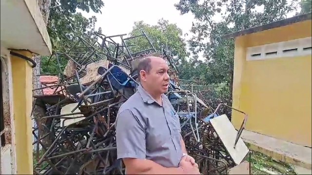 Así toman clases decenas de estudiantes tras falta de plantel en La Guama