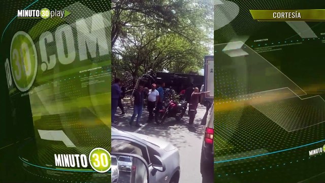 Camión volcado genera movilidad lenta en la avenida Regional
