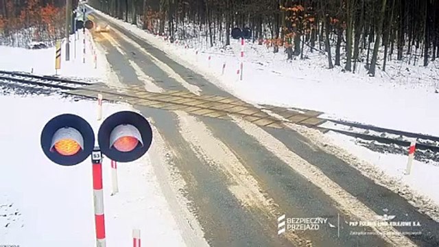 Wypadek w Ozimku. Kierowca wjechał wprost pod pociąg
