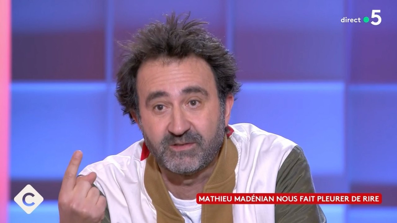 «Quand il ne dort pas, il faut jouer avec lui » : Mathieu Madénian fait de drôles de confidences sur son fils dans C A Vous (VIDEO)