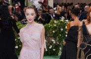 Phoebe Dynevor aún no ha fijado una fecha para su boda