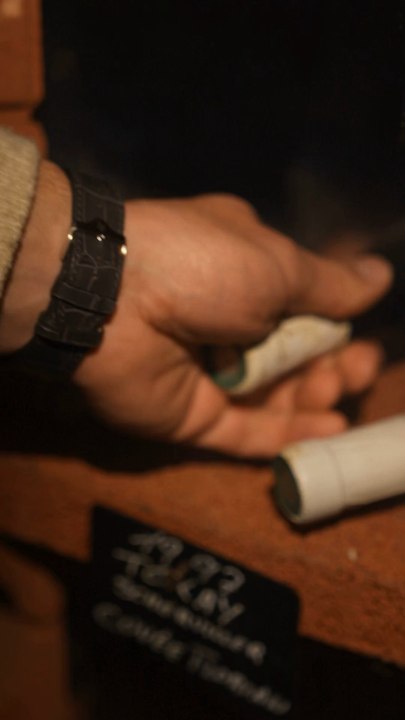 DES BÉBÉS SUR LES BOUTEILLES DE VINS ? 👶🍾  Une tradition pas comme les autres ! 👀  Et vous, quelle est votre bouteille la plus originale qui trône dans votre cave ? 🥇