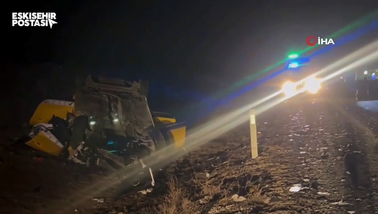 Eskişehir'de kafa kafaya çarpışan araçlarda feci bilanço