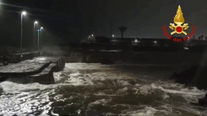 Sicilia, crolla il molo per la forte mareggiata