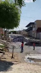 Moradora da Rua Justiniano Guedes, no Jatobá, reclama de interrupção em obras de pavimentação; secretário diz que empresa será contactada