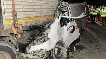 Kamyonet TIR'a ok gibi saplandı: 1 ölü, 1 yaralı
