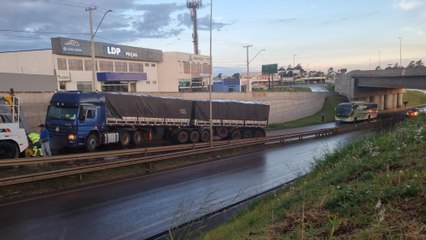 Falha mecânica em carreta compromete trânsito na Avenida Brasil, perto do Trevo Cataratas