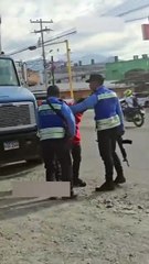 Policías esposan y rocían con gas pimienta a conductor en Sabá, Colón