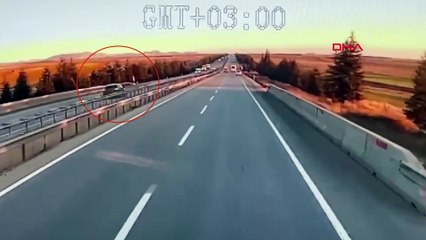 Ters yönde seyreden otomobilin neden olduğu kazada 1 kişi öldü, 4 kişi yaralandı