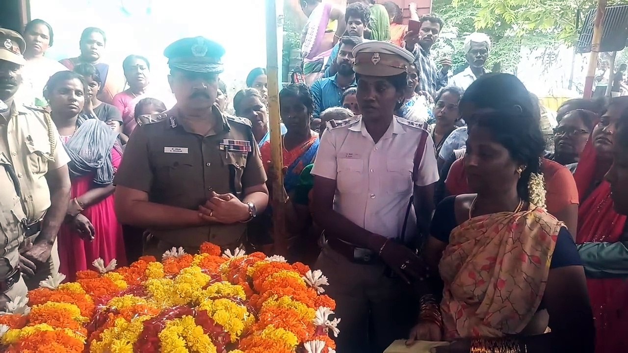 பணியில் இருந்தபோது உயிரிழந்த போக்குவரத்து காவலருக்கு மரியாதை செலுத்திய ஆவடி ஆணையாளர்  21 குண்டுகள் முழங்க அரசு மரியாதையுடன் உடல் தகனம் செய்யப்பட்டது
