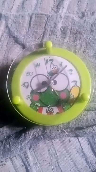 Desain Jam Dinding yang Unik dan Elegan untuk Dekorasi Rumah Anda