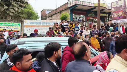 इलाज में लापरवाही का आरोप, सड़क जाम से घंटों बाधित रहा आवागमन पुलिस और डॉक्टरों की मौजूदगी में मामला शांत, मरीज को निजी क्लिनिक भेजा गया