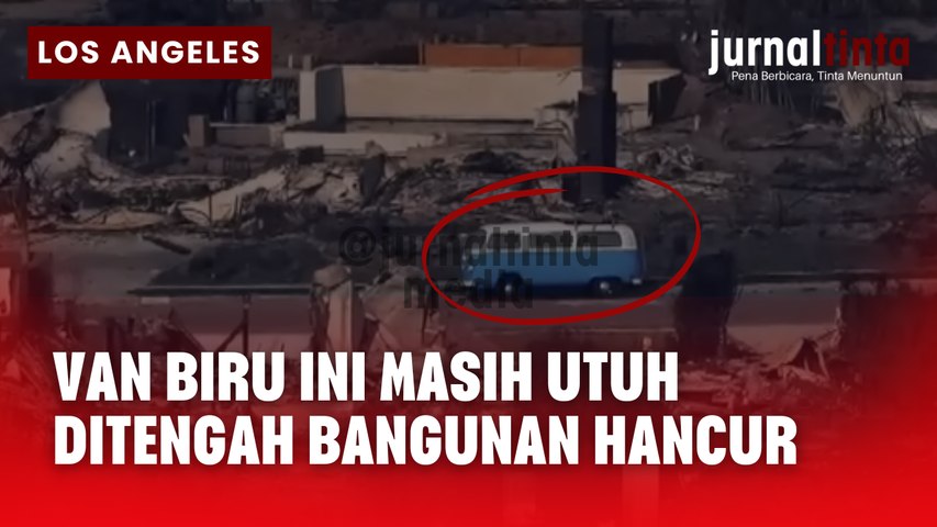 Sebuah Van Warna Biru Masih Utuh Ketika Semua Bangunan di Palisades Hancur Karena Kebakaran LA