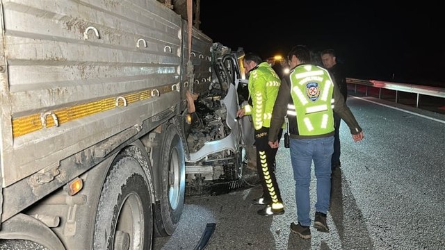 Çarptığı TIR dorsesinde metrelerce sürüklendi! Sürücü canını zor kurtardı