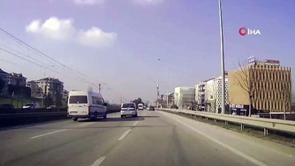 Bursa'da seyir halindeyken makas atan trafik magandası saniye saniye araç içi kamerasına yansıdı.