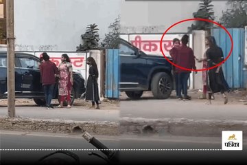 बीच सड़क पर युवतियों में फाइट