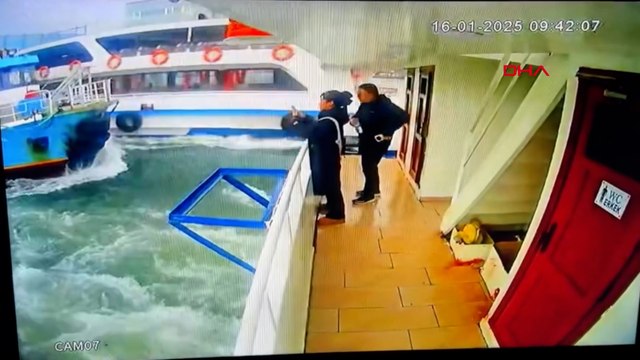 Haliç'te facia ucuz atlatıldı! Yolcu teknesi başka tekneye çarptı! O anlar kamerada
