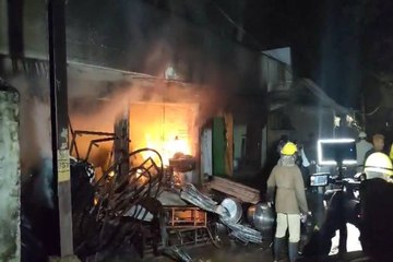 टेंट हाउस गोदाम में लगी भीषण आग