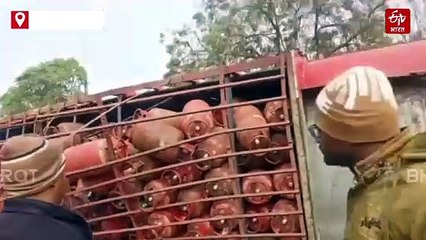 इंडियन ऑयल बॉटलिंग प्लांट में गैस सिलेंडरों से भरा ट्रक पलटा, मचा हड़कंप