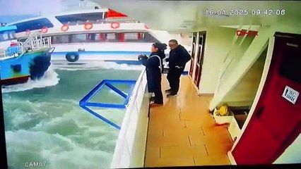 Haliç'te yolcu teknesi kaza yaptı