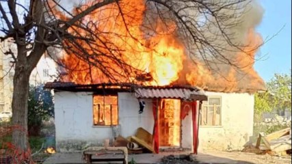 Antalya'da gecekondu alev alev yandı!