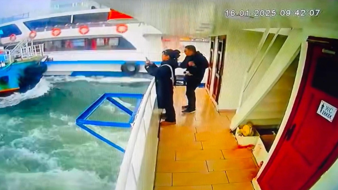 Haliç'te yolcu dolu tekneye başka tekne çarptı; kaza kamerada