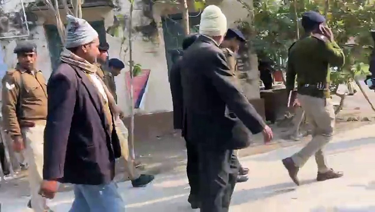 बेतिया: कई दिनों से फरार चल रहा मंत्री के भाई पीनू पुलिस के सामने हुआ नतमस्तक, कई दिनों से कोर्ट में पेश होने की फिराक में था पिनु, पुलिस NE ली राहत की सांस, कई दिनों से पुलिस के लिए बना था सरदर्द।