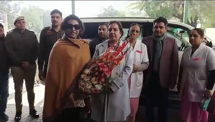 रेनू भाटिया ने की नाबालिक गैंग रेप पीड़िता  से मुलाकात