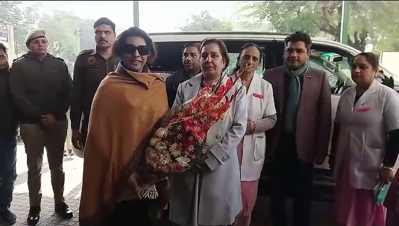 रेनू भाटिया ने की नाबालिक गैंग रेप पीड़िता  से मुलाकात