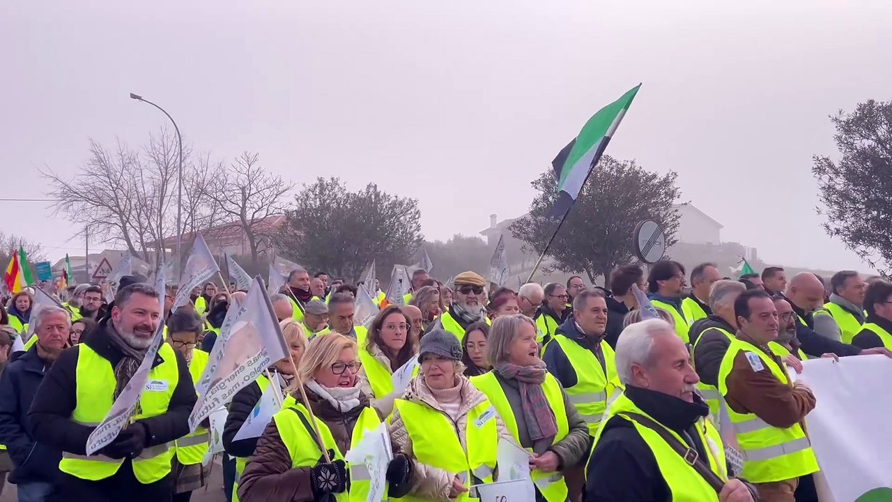 Miles de personas se manifiestan contra el cierre de la central nuclear de Almaraz