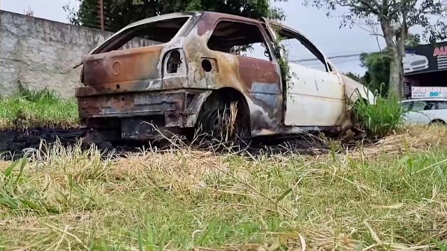 Veículo é destruído por chamas no Bairro Neva