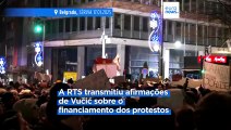 Milhares de pessoas protestam em frente à televisão estatal da Sérvia, acusando-a de parcialidade pró-governamental