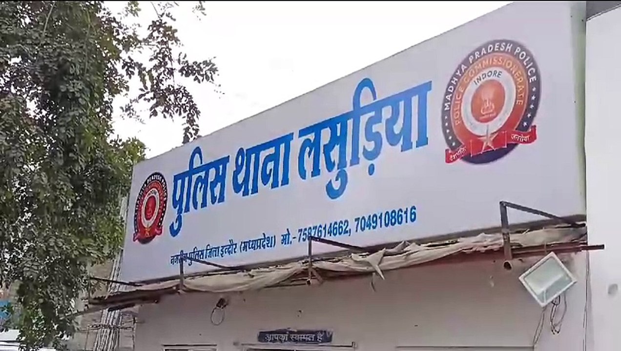 शराब दुकान के बाहर चाकू लहराते आरोपी सीसीटीवी में हुई कैद , सीसीटीवी में चाकू लहराते आरोपियों को जब पुलिस ने पकड़ा तो पुलिस ने निकाला आरोपियों का जुलूस।