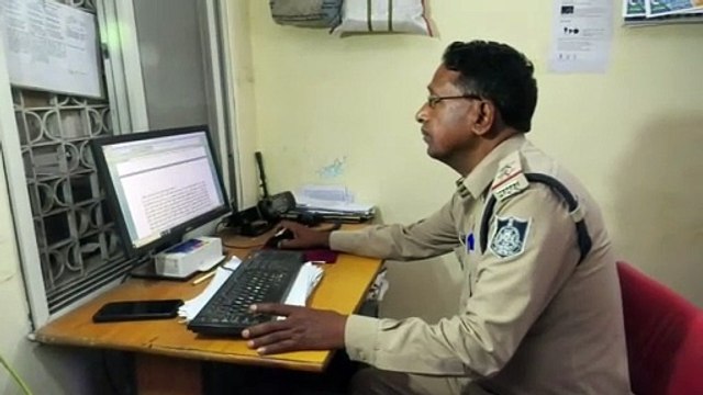 शराब दुकान के बाहर चाकू लहराते आरोपी सीसीटीवी में हुई कैद , सीसीटीवी में चाकू लहराते आरोपियों को जब पुलिस ने पकड़ा तो पुलिस ने निकाला आरोपियों का जुलूस।