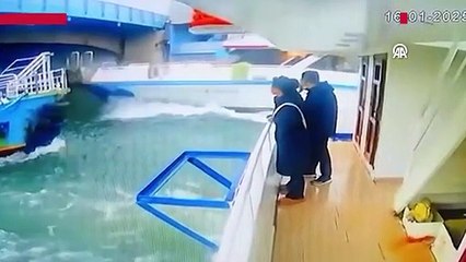 Haliç'te seyir halindeki iki tekne çarpıştı