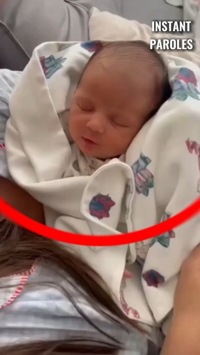 La réaction de ce bébé lorsque sa maman lui fait des bisous pendant qu’il dort