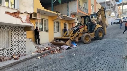 İzmir'de freni boşalan kamyon önüne çıkan her şeyi biçti!