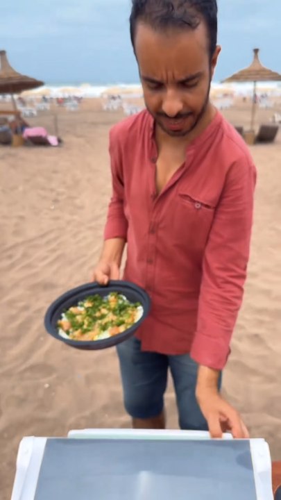 Ce four durable crée par Mohamed Arhal permet de cuisiner sans électricité. Une invention qui utilise uniquement l’énergie solaire. La solution idéale pour vos prochaines escapades en nature !