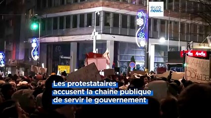 Serbie : des milliers de manifestants accusent la télévision nationale de servir le gouvernement