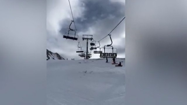 Spagna, il cavo spezzato e la seggiovia precipitata: le immagini poco dopo l'incidente, le sedute ballano